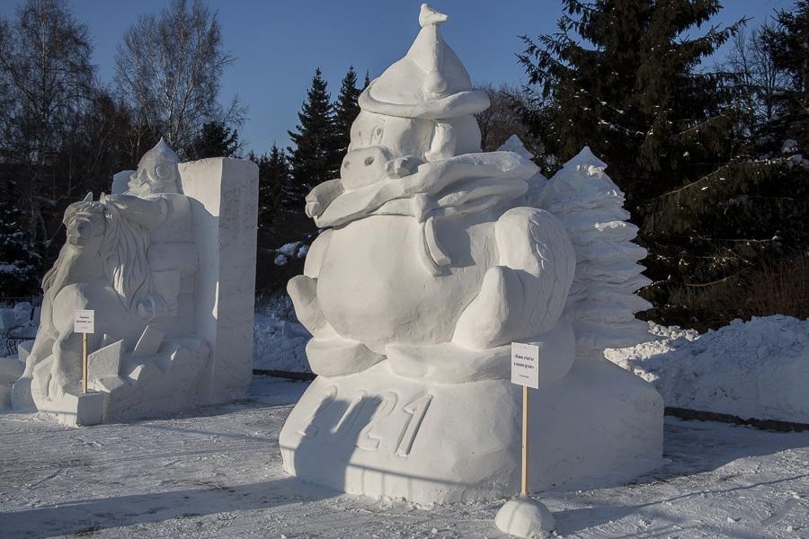 Фото Белые великаны: в Новосибирске назвали победителя фестиваля снежных скульптур 10